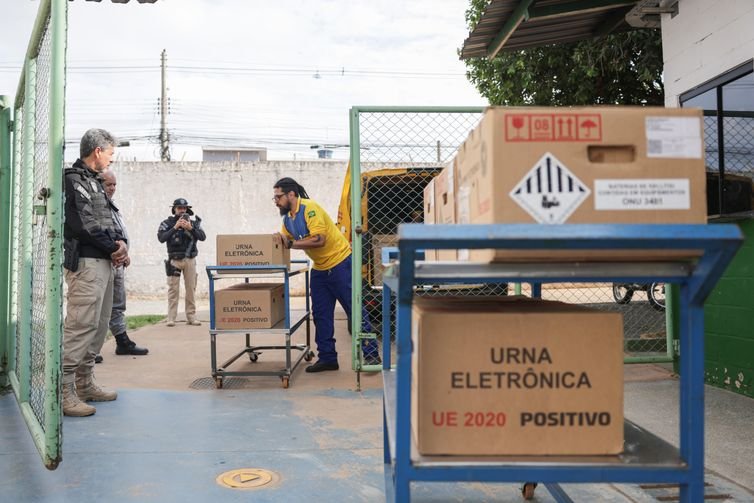 Joédson Alves/Agência Brasil Brasília (DF), 02/10/2026 - O Tribunal Regional Eleitoral do Distrito Federal (TRE-DF) iniciou a distribuição das 7.000 mil urnas eletrônicas que serão utilizadas neste domingo (4/10), durante o 1º turno das Eleições 2026.
Na foto urnas chegando na escola classe 02 na cidade da Estrutural.
Foto: Joédson Alves/Agência Brasil