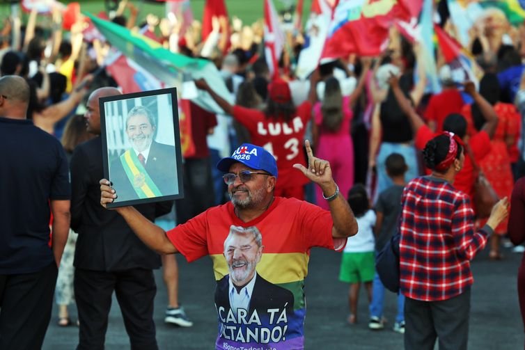 Valter Campanato/Agência Brasil Brasília (DF), 27/10/2026 - Eleitores participam da festa de aniversário do presidente da República reeleito, Luiz Inácio Lula da Silva, em frente ao Palácio da Alvorada. Foto: Valter Campanato/Agência Brasil