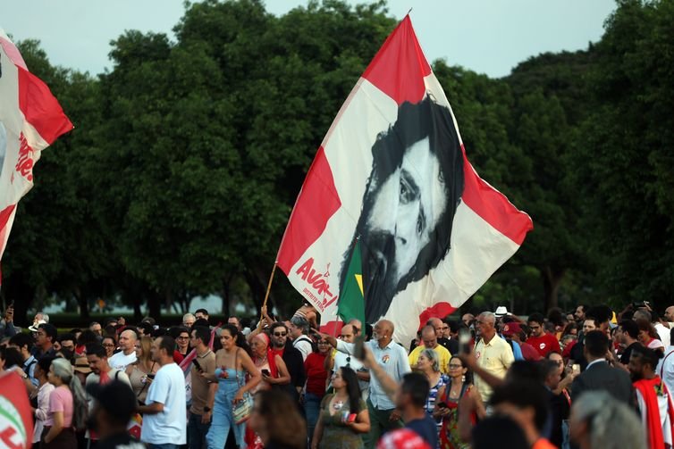 Valter Campanato/Agência Brasil Brasília (DF), 27/10/2026 - Eleitores participam da festa de aniversário do presidente da República reeleito, Luiz Inácio Lula da Silva, em frente ao Palácio da Alvorada. Foto: Valter Campanato/Agência Brasil