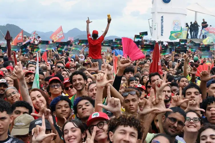 Rovena Rosa/Agência Brasil Rio de Janeiro (RJ), 18/10/2026 - Ato pela Democracia com participação de dezenas de artistas que apoiam a reeleição do presidente da República Luiz Inácio Lula da Silva, na orla de Copacabana. Foto: Rovena Rosa/Agência Brasil