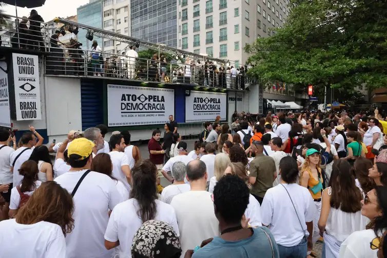 Rovena Rosa/Agência Brasil Rio de Janeiro (RJ), 18/10/2026 - Ato pela Democracia com participação de dezenas de artistas que apoiam a reeleição do presidente da República Luiz Inácio Lula da Silva, na orla de Copacabana. Foto: Rovena Rosa/Agência Brasil