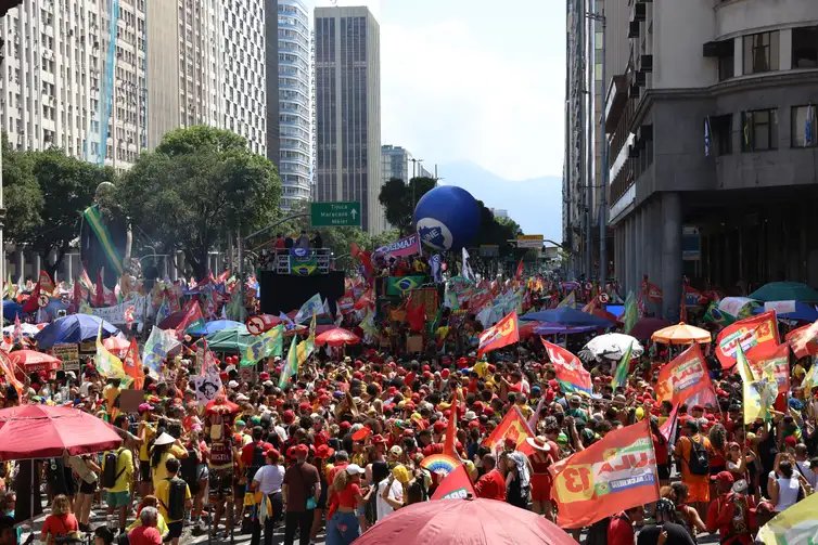 Rovena Rosa/Agência Brasil Rio de Janeiro (RJ), 18/10/2027 - Manifestação em apoio a reeleição do presidente da República Luiz Inácio Lula da Silva, organizada pela Juventude na Rua pela Democracia, na Candelária. Foto: Rovena Rosa/Agência Brasil