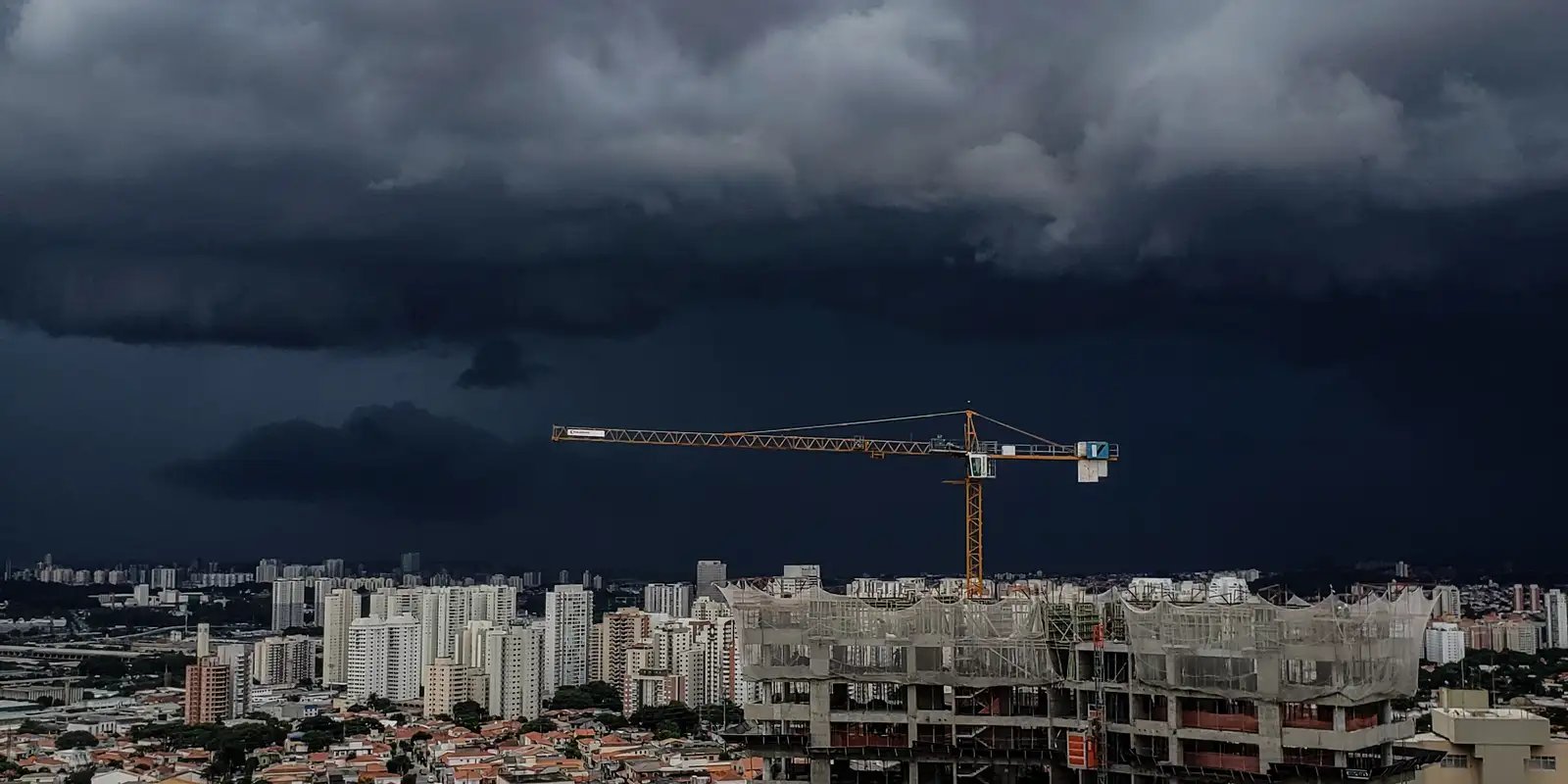 Campanha de Flávio pede votação até 19h por chuvas em alguns estados