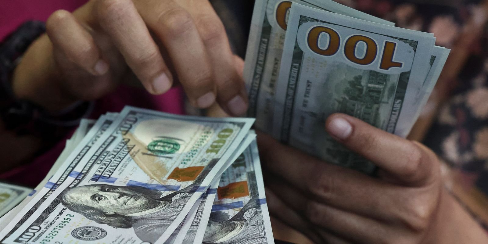 Dólar cai quase 1%, e Ibovespa recua após tombo eleitoral