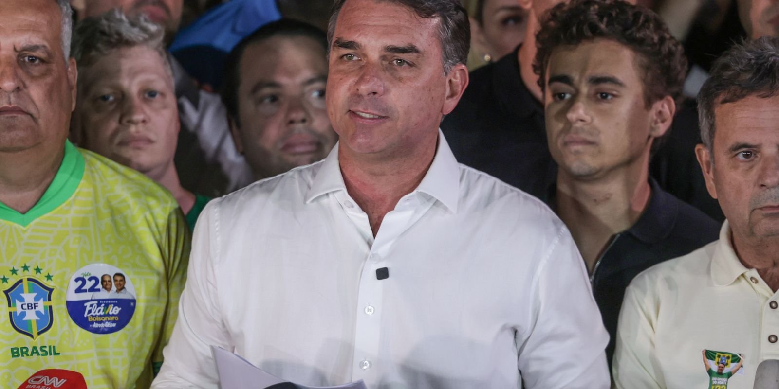 Em carta, Flávio agradece Milei e Trump por apoio para fugir do Brasil