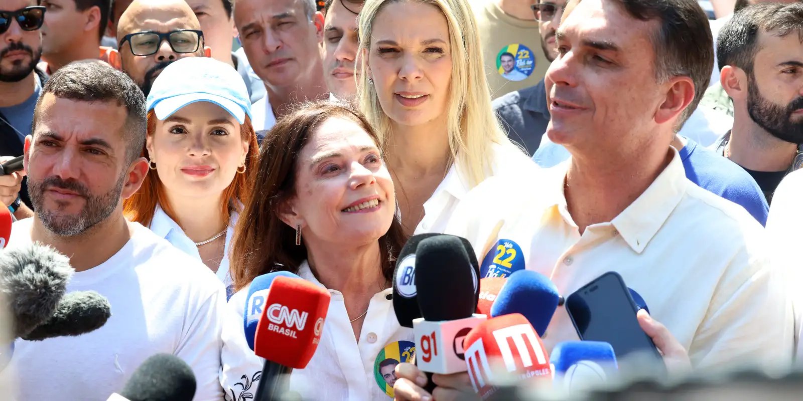 Flávio Bolsonaro faz ato no Rio ao lado de governador eleito