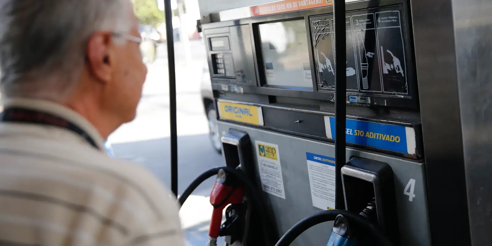 Governo prorroga por um mês subvenção de R$ 2,12 ao diesel