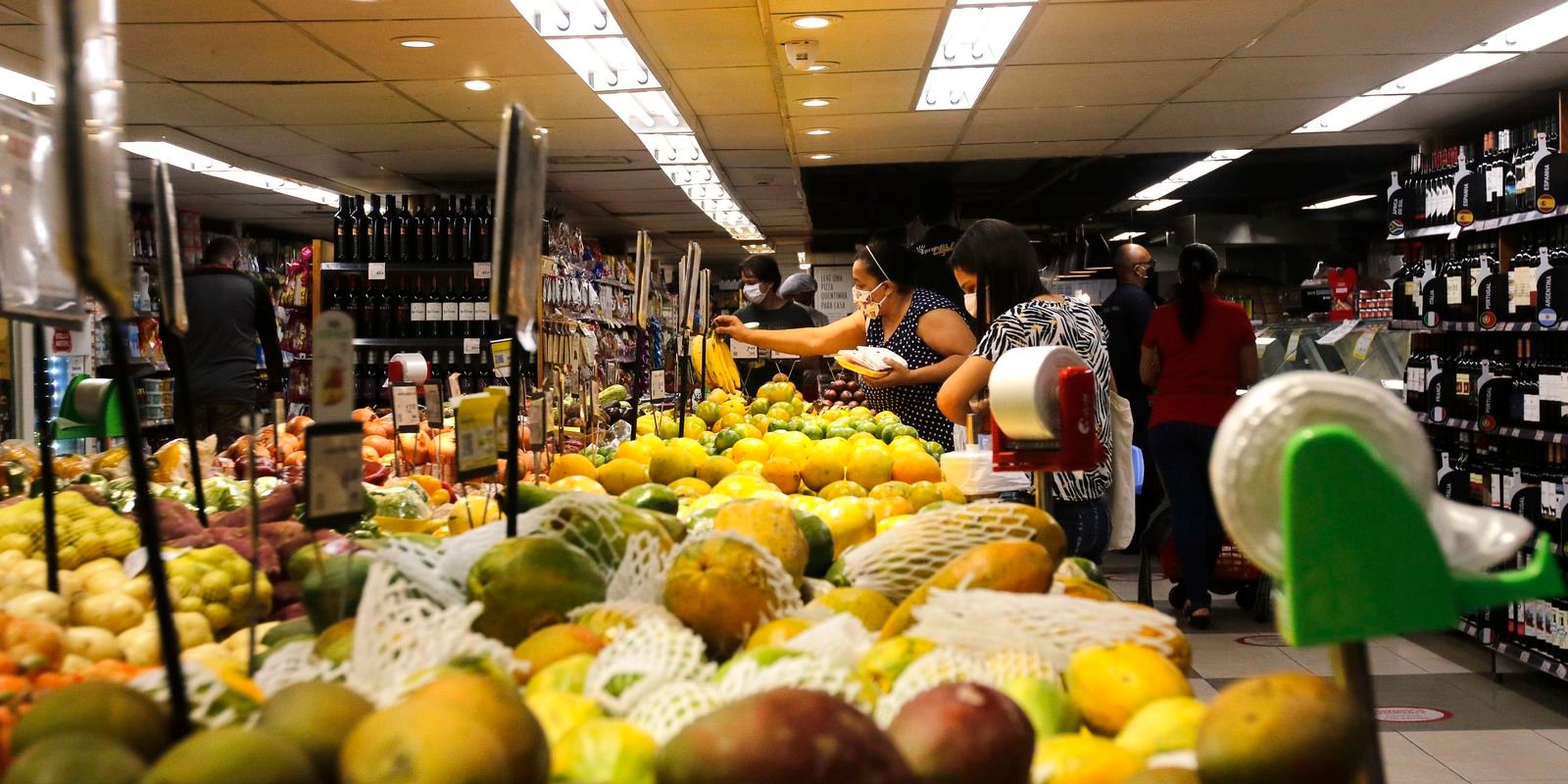 INPC, inflação que corrige salários, acumula 4,29% em 12 meses