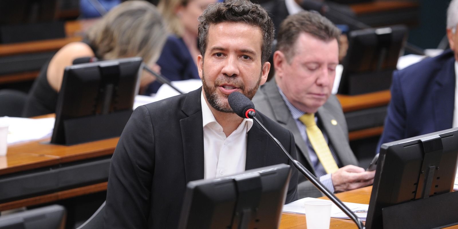 Janones denuncia censura em decisão do TSE contra "Exército do Lula"