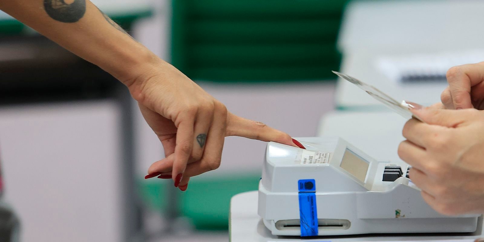 Ministros do TSE se reúnem a portas fechadas após decisão de Zanin