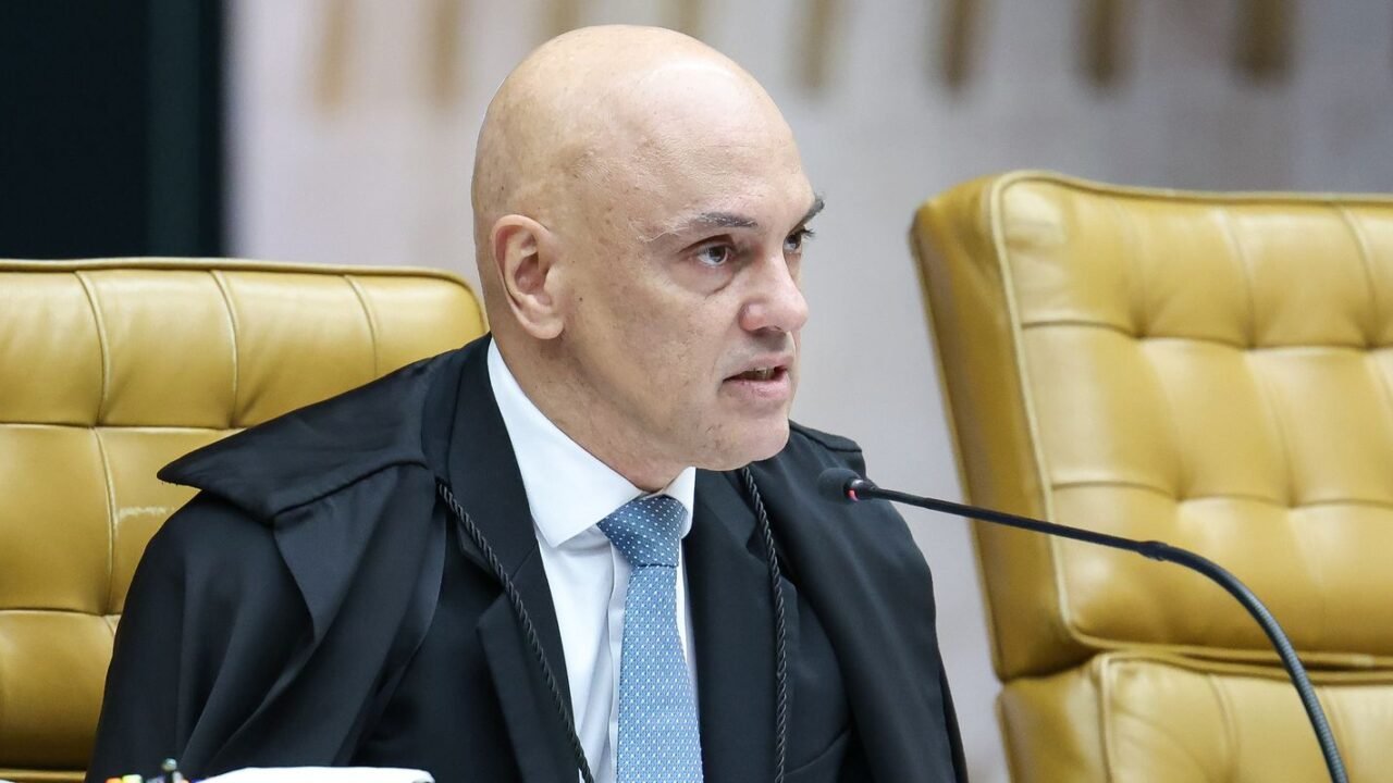 Moraes determina emissão de mandado de prisão contra Eduardo Bolsonaro