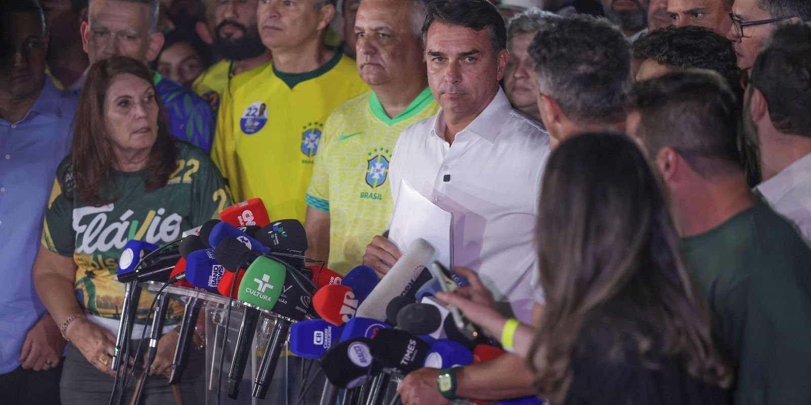 Moraes manda Flávio entregar passaporte e o proíbe de deixar o país