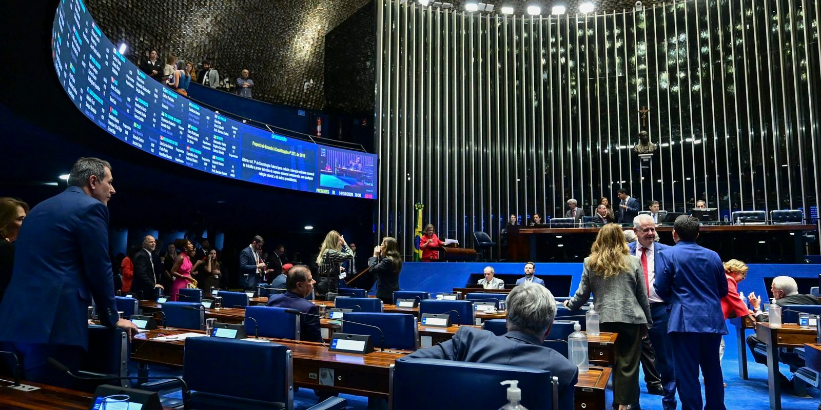 Senado aprova fim da escala 6x1 e redução da jornada de trabalho