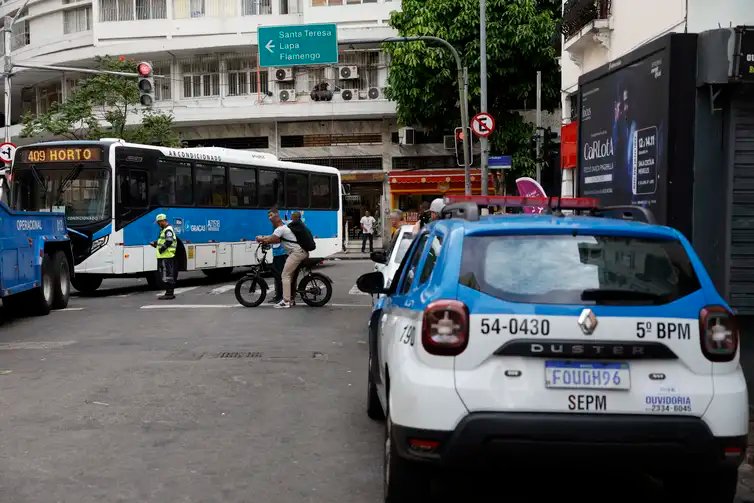 Fernando Frazão/Agência Brasil Rio de Janeiro (RJ), 28/10/2025 – Durante operação policia contra o Comando Vermelho, bandidos renderam motorista da linha 409 na Rua do Riachuelo, na Lapa, e obrigaram a atravessar na via, levando a chave. Foto: Fernando Frazão/Agência Brasil