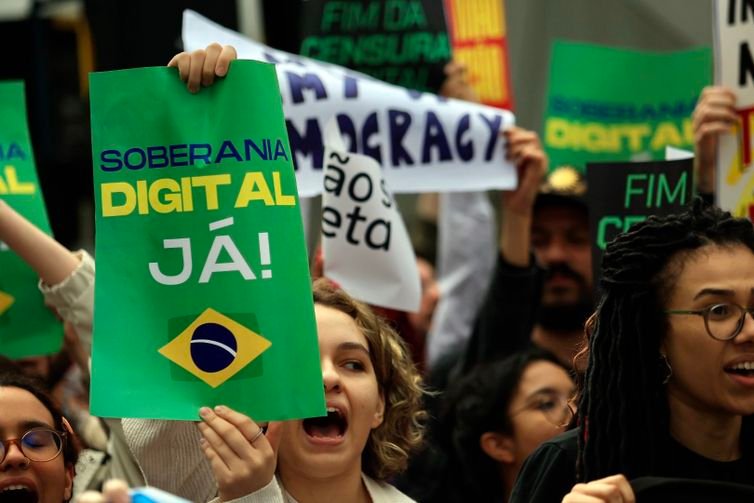 Paulo Pinto/Agência Brasil São Paulo (SP), 19/10/2026 - Organizações da sociedade civil e movimentos sociais realizam protesto em frente à sede da Meta, na avenida Faria Lima,3732, para denunciar o que consideram interferência sistemática dabig tech na eleição brasileira. Foto: Paulo Pinto/Agencia Brasil