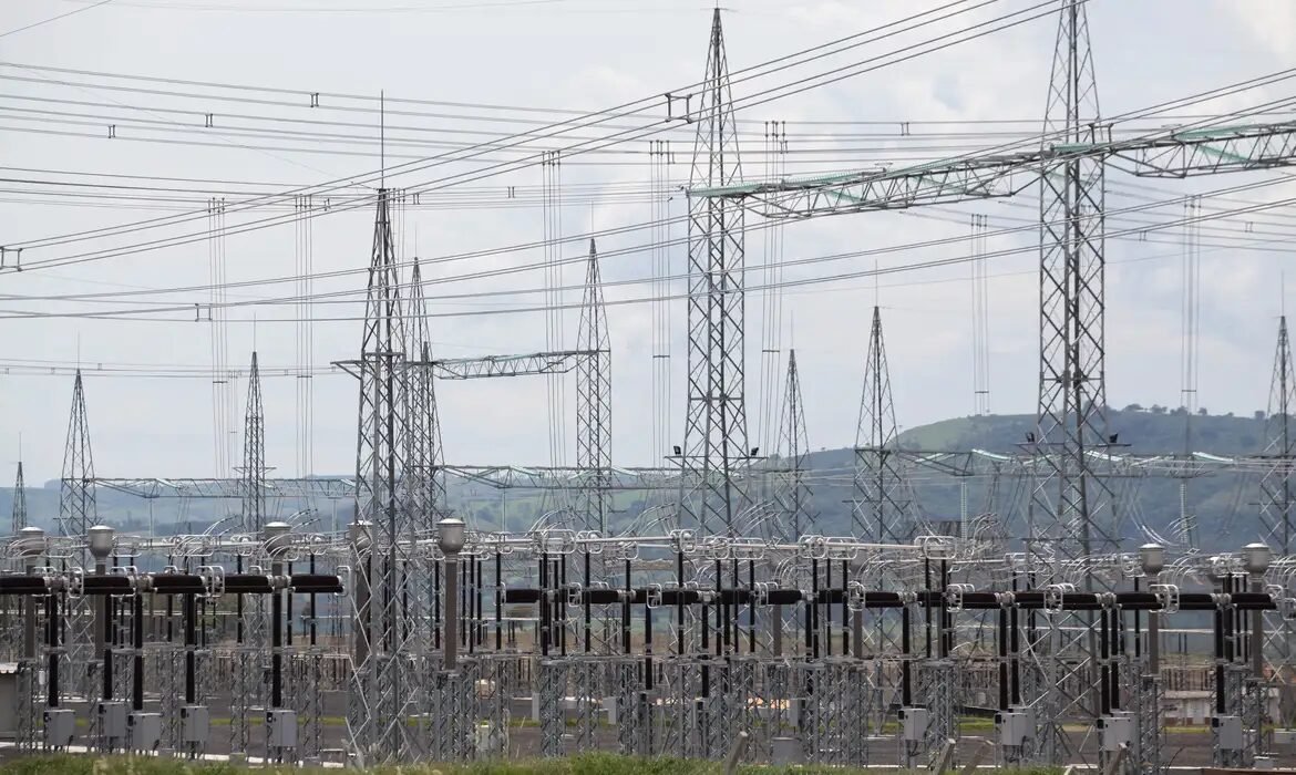 Aneel prevê três leilões de transmissão de energia em 2027