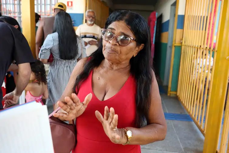 Valter Campanato/Agência Brasil Águas Lindas de Goiás (GO), 03/10/2026 - Ex-diretora, Maria do Socorro Pereira, em dia de votação das Eleições 2026, na Escola Municipal Domingos Simão de Oliveira. Foto: Valter Campanato/Agência Brasil