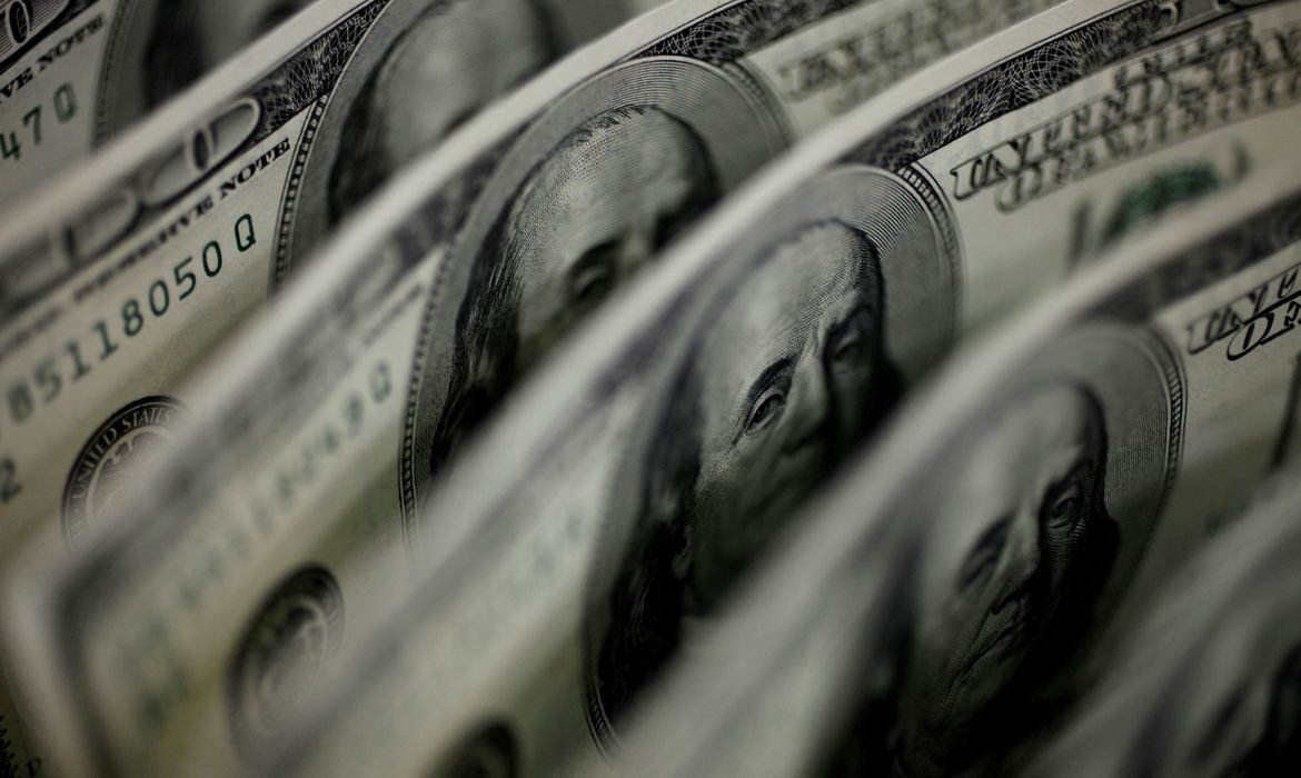 Ibovespa cai 2,68%, e dólar fecha em leve baixa a R$ 5,34