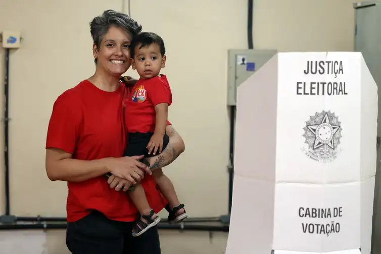 Valter Campanato/Agência Brasil Brasília (DF), 25/10/2026 - Poliana Carla em dia de votação das Eleições 2026, na Escola Paulo Freire. Foto: Valter Campanato/Agência Brasil