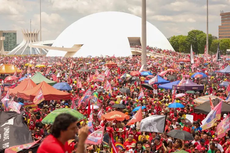 Fabio Rodrigues-Pozzebom/ Agênc Brasília, DF 18/10/2026 Ato em apoio à reeleição de Luiz Inácio Lula da Silva à Presidência da República reune multidão na Esplanada dos Ministérios em Brasília Foto: Fabio Rodrigues-Pozzebom/ Agência Brasil