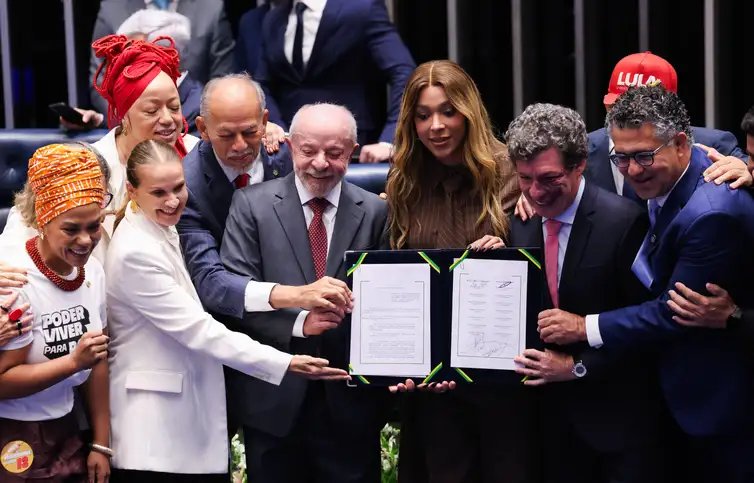 Lula Marques/Agência Brasil. Brasília – DF – 16/10/2026 -O presidente do Senado, Davi Alcolumbre, Presidente da Câmara dos Deputados, Hugo Motta e Presidente, Luiz Inácio Lula da Silva, durante promulgação da Proposta de Emenda à Constituição (PEC 221), que acaba com a escala um dia de descanso a cada seis de trabalho no país, a escala 6x1. Lula Marques/Agência Brasil.
