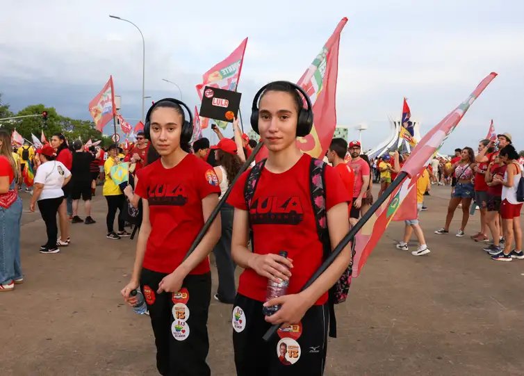 Lula Marques/Agência Brasil. Brasília -DF- 24/10/2026 – As Gêmeas Melissa e Laila durante Manifestação da virada em apoio ao PT em Brasília. Foto: Lula Marques/Agência Brasil