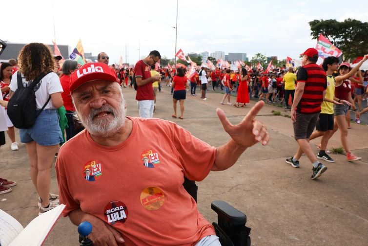 Lula Marques/Agência Brasil. Brasília -DF- 24/10/2026 – Murilo da Cunha durante Manifestação da virada em apoio ao PT em Brasília. Foto: Lula Marques/Agência Brasil