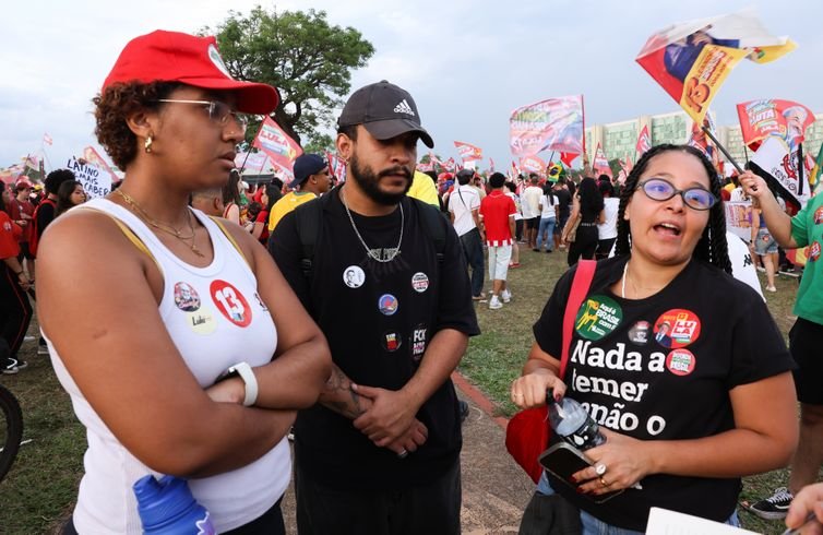 Lula Marques/Agência Brasil. Brasília -DF- 24/10/2026 – Nathalia Rocha, Eduardo Couto e Sofia Barbosa na Manifestação da virada em apoio ao PT em Brasília. Foto: Lula Marques/Agência Brasil