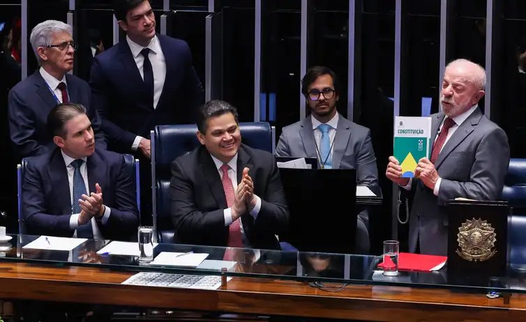 Lula Marques/Agência Brasil. Brasília – DF – 16/10/2026 -O presidente do Senado, Davi Alcolumbre, Presidente da Câmara dos Deputados, Hugo Motta e Presidente, Luiz Inácio Lula da Silva, durante promulgação da Proposta de Emenda à Constituição (PEC 221), que acaba com a escala um dia de descanso a cada seis de trabalho no país, a escala 6x1. Lula Marques/Agência Brasil.