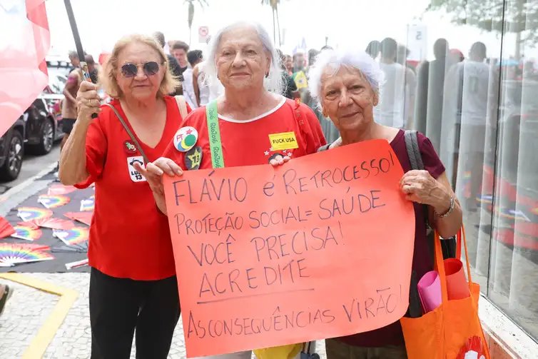 Tomaz Silva/Agência Brasil Rio de Janeiro (RJ), 12/10/2026 – As apoiadoras do Lula, Maria da Conceição Ricardo, Clara Davidorch e Júlia Brant durante ato em apoio ao presidente, que é candidato à reeleição, na praia de Copacabana, na zona sul do Rio de Janeiro. Foto: Tomaz Silva/Agência Brasil