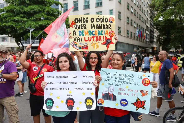 Tomaz Silva/Agência Brasil Rio de Janeiro (RJ), 12/10/2026 – Ato em apoio ao presidente Luiz Inácio Lula da Silva, que é candidato à reeleição, reúne apoiadores em Copacabana, na zona sul do Rio de Janeiro. Foto: Tomaz Silva/Agência Brasil