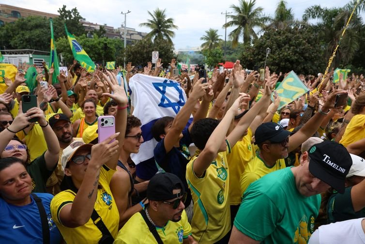 Tomaz Silva/Agência Brasil Rio de Janeiro (RJ), 24/10/2026 – Apoiadores do senador Flávio Bolsonaro, e candidato a presidência, participam de ato de campanha do candidato na Praça do Ó, na Barra da Tijuca, na zona sudoeste do Rio de Janeiro. Foto: Tomaz Silva/Agência Brasil