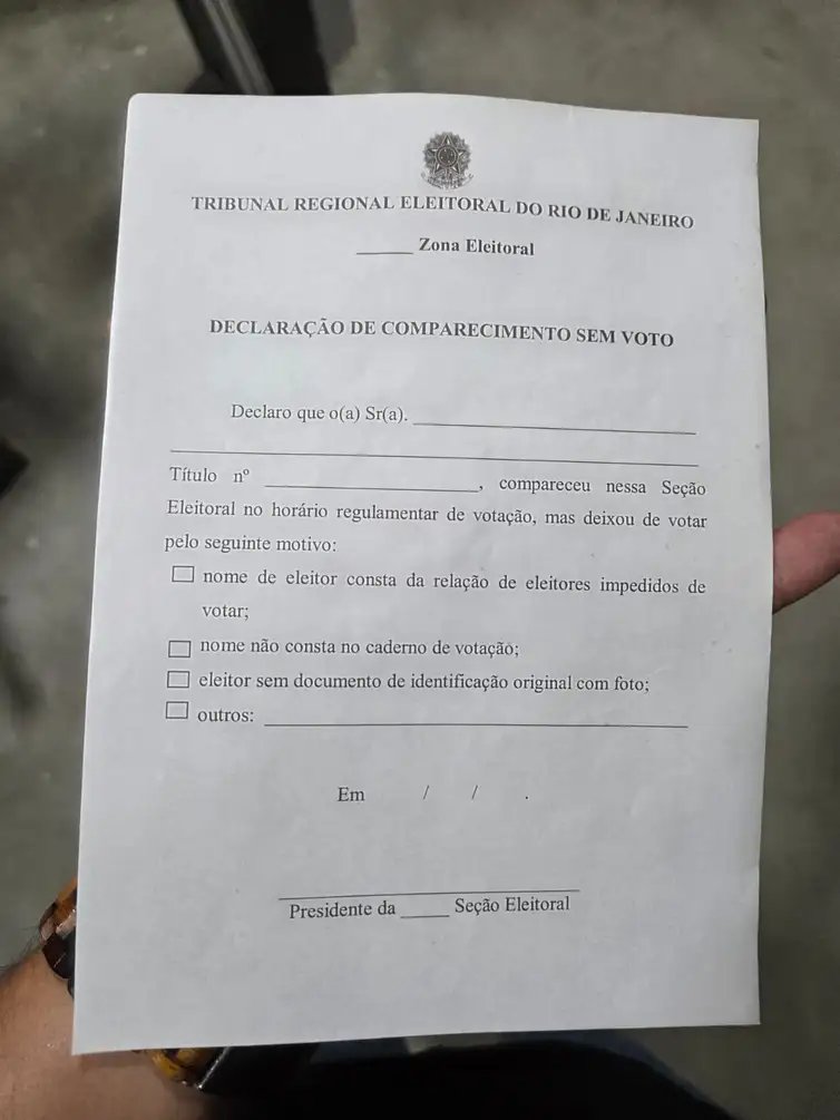 Rafael Cardoso/Agência Brasil Rio de Janeiro (RJ), 25/10/2026 - Baixa procura em alguns locais abertos para votação nas eleições 2026 e frustração entre quem não conseguiu votar até 19h.. Declaração de comparecimento sem voto, do Tribunal Regional Eleitoral -TRE-RJ Foto: Rafael Cardoso/Agência Brasil
